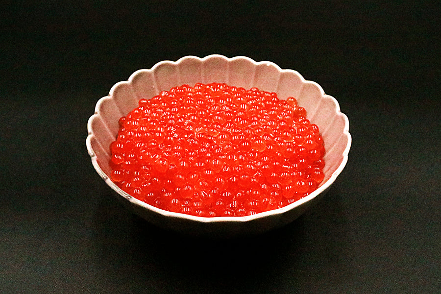 Approximately 1kg of half of sockeye salmon x 250g of salmon roe pickled in soy sauce x 400g of Golden Matsumae New Year set B